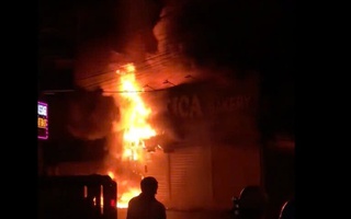 Cháy dữ dội tiệm bánh ngọt ở TPHCM lúc rạng sáng