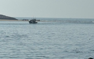 Nạo vét cửa biển La Gi sau hàng loạt sự cố ghe thuyền mắc cạn