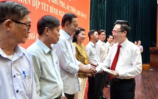 Thành ủy TPHCM trao quà Tết đến Bí thư chi bộ khu phố, ấp, thôn khó khăn