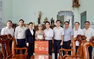 Lãnh đạo Thành ủy TPHCM thăm hỏi, chúc Tết ở phường Tân Hải và Tân Thành