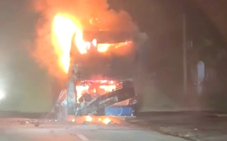 Xe khách biển số TPHCM chở 9 người bốc cháy ngùn ngụt trên đường tránh