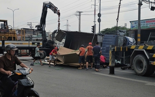 Xe tải bị lật khi đang quay đầu trên đường Lê Đức Anh