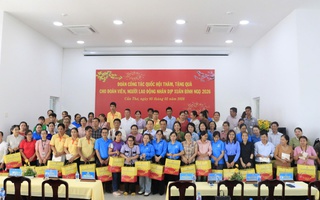 Công nhân tại Cần Thơ nhận quà Tết, thêm động lực bước vào năm mới