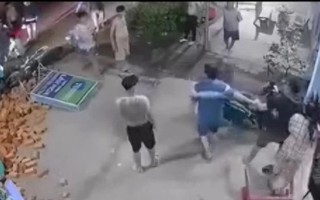 Hành vi côn đồ khó tin của tài xế taxi công nghệ sau khi va chạm giao thông