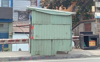 Lô cốt lấn lối đi bộ trên cầu