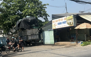 Xe tải chở hàng quá khổ gây tai nạn, tài xế bị xử lý