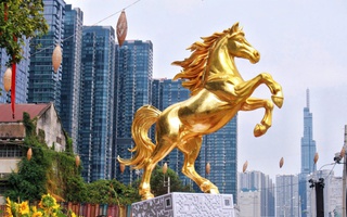 Trung tâm TP HCM rộn ràng sắc xuân với hàng loạt linh vật ngựa