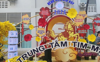 Đi khám bệnh, bất ngờ được đón Tết giữa đường hoa ở Bệnh viện Chợ Rẫy