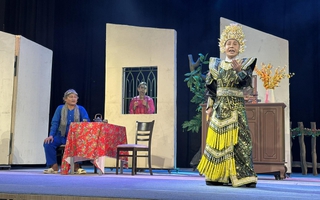 NSƯT Vũ Luân tặng tấm màn nhung mới cho Nhà hát Kịch TP HCM đón xuân