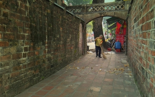 Lòng tốt quanh ta: Người giữ ô cửa thời gian