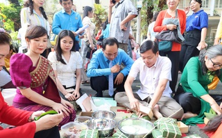 Bí thư phường ở TPHCM gói bánh chưng cùng người dân