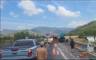 Tai nạn trên cao tốc Cam Lâm – Vĩnh Hảo, xe chở hải sản lật chắn đường