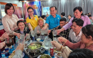 Ấm áp bữa cơm đoàn viên cuối năm