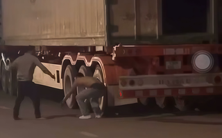 Người đàn ông bị đánh gục ở khu vực Cửa khẩu quốc tế Cha Lo