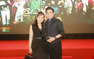 "Ông trùm phản diện" Hoàng Phúc đưa vợ trẻ "đi trốn"