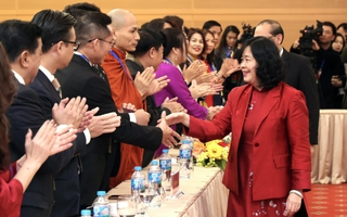 Lãnh đạo Mặt trận Tổ quốc Việt Nam khen thưởng những kiều bào tiêu biểu