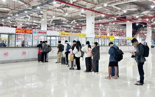 Cận Tết, hành khách đổ về các bến xe TPHCM