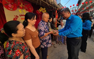 Mang Tết ấm đến lao động khó khăn