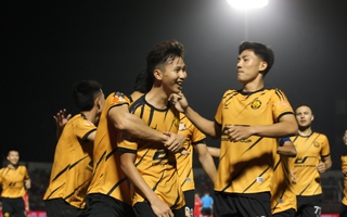 V-League 2025-2026: Đá bóng bằng đam mê liệu có trụ hạng? 