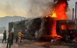 Xe đầu kéo bốc cháy dữ dội, tài xế thoát chết trong gang tấc