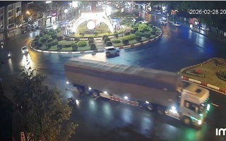 CLIP: Xe container cuốn xe máy, hai phụ nữ thương vong