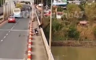 CLIP: Camera ghi lại cảnh nam thanh niên nhảy sông mất tích