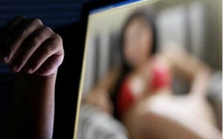 Sau lần "chat sex", người phụ nữ 22 lần chuyển gần nửa tỉ đồng cho "bạn trai"