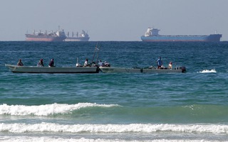 Iran tuyên bố "không 1 lít dầu nào" qua được Hormuz nếu Mỹ - Israel còn tấn công