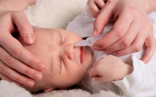 Có nên rửa mũi cho bé hằng ngày để phòng bệnh?