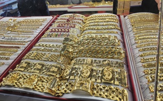 Cuối ngày 10-3, giá vàng miếng SJC và vàng nhẫn tiếp tục tăng mạnh