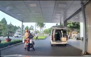 Tài xế nhờ CSGT mở đường đưa người bệnh tim đi cấp cứu