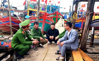 Công an "tới từng nhà, ra từng tàu thuyền" tuyên truyền công tác bầu cử