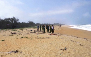 Phát hiện 2 thi thể nam giới trôi dạt vào bờ biển Quảng Ngãi