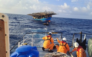 Tàu hải quân xuất phát cứu nạn 36 ngư dân tàu cá Quảng Ngãi trôi dạt trên biển