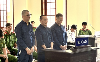 Dàn dựng cảnh đưa tiền tại trụ sở công an để lừa đảo tiền tỉ