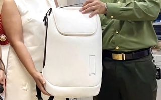 Bên trong chiếc balo trắng bị bỏ lại sân bay Đà Nẵng