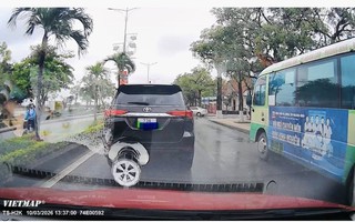 Tài xế ô tô bật đèn cảnh báo, nhiều lần “khóa lối” xe phía sau bị phạt 5 triệu đồng
