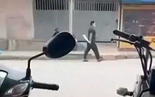 Bất ngờ lao vào chém trọng thương người uống cà phê rồi cầm dao "đi dạo" trên đường