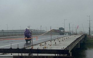 Cầu ở Huế đã thông xe, nhà thầu vẫn chưa lắp lan can như cam kết