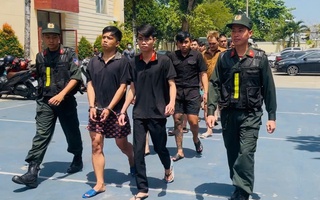 Công an TPHCM bắt 30 đối tượng sau khi kiểm tra một ô tô đang lưu thông