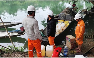 Công nhân điện lực vượt sông bảo đảm điện cho điểm bầu cử vùng sâu ở Quảng Trị