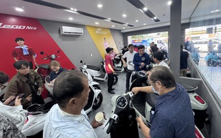 Người dân xếp hàng bốc số mua xe máy điện khi giá xăng tăng vọt, cửa hàng quá tải