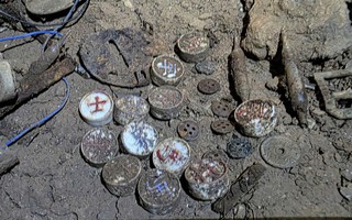 Tìm thấy hài cốt liệt sĩ trong hang đá, cùng tiền xu phát hành năm 1958