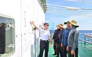 Vượt sóng đưa lá phiếu đến cử tri giữa trùng khơi