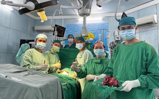 5 giờ phẫu thuật lấy khối u quái nặng 1,3 kg