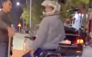 Giám đốc doanh nghiệp ngang nhiên dừng xe giữa đường, dùng gậy “tác động” vào chân người đi xe máy
