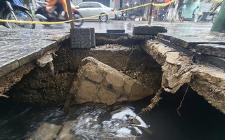 CLIP: Thót tim cảnh vỉa hè bất ngờ “ngoác miệng” khi xe máy vừa rời đi