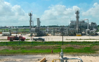 Giá dầu thế giới lại vọt trên 100 USD/thùng bất chấp hàng loạt nước xả kho dự trữ