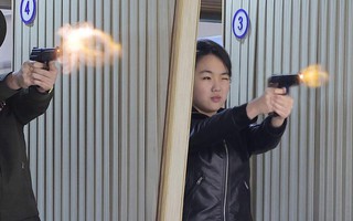 Thị sát nhà máy vũ khí, nhà lãnh đạo Triều Tiên cùng con gái thử nghiệm bắn súng