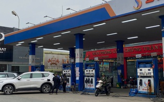 Cảnh tượng khác lạ tại cây xăng khi giá giảm sâu